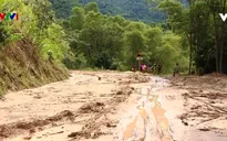 Học sinh vùng lũ Thanh Hóa đến trường dự khai giảng