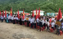 Sau lễ khai giảng đơn sơ, thầy trò trường Tam Chung, Mường Lát tiếp tục dọn dẹp trường lớp