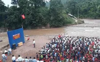 Học sinh Lai Châu khai giảng năm học mới bên dòng suối