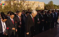 Tổng Bí thư Nguyễn Phú Trọng dâng hoa tại tượng đài Bác Hồ ở Liên bang Nga