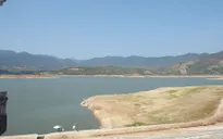 Nắng nóng kéo dài, nhiều hồ, đập chứa nước ở Khánh Hòa trơ đáy