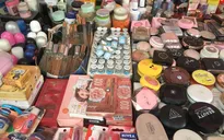 Mua kính áp tròng trôi nổi: Coi chừng gặp biến chứng!