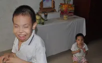 Quặn thắt cảnh 2 em bại não “cười” với di ảnh anh trai chết vì sốc nắng