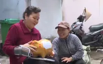 Việc tử tế: Người phụ nữ 74 tuổi nuôi heo đất làm từ thiện