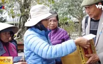 Phật tử kiều bào tại Anh trao quà từ thiện cho đồng bào trong nước