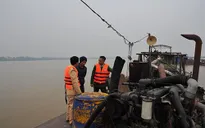 Hà Nội: Bắt giữ 4 tàu hút cát trái phép trên sông Hồng