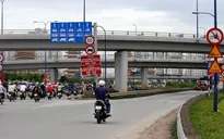 Bất chấp biển cấm, xe máy vẫn lao lên cầu vượt Thủ Đức, TP.HCM