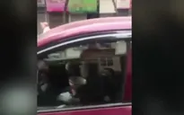 Nữ tài xế vừa lái ô tô vừa... bê bát ăn