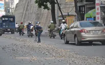 Phú Yên: Xe chở đất đá rơi vãi gây mất an toàn