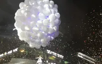 Nghệ sĩ múa trên không trung phố đi bộ Hồ Gươm chỉ nhờ... chùm bóng bay