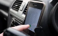 Cần cấm dùng điện thoại khi lái xe ô tô