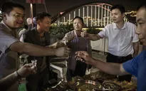 Phát sốt vì ứng dụng "nhờ người uống rượu" tại Trung Quốc