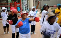 Những cụ bà mê... boxing tại Nam Phi