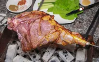 Thưởng thức món đùi dê nướng trên bếp than hồng