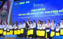 Tân Hoa hậu Hoàn vũ Việt Nam H'Hen Niê giao lưu với thanh thiếu niên Đắk Lắk