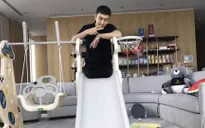Huỳnh Hiểu Minh tự tay xây sân chơi cho con trai
