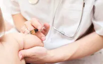 Café Sáng với VTV3: Nên hay không nên đưa con đi tiêm vaccine?