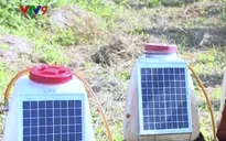 Nông dân chế tạo máy phun thuốc trừ sâu chạy bằng năng lượng mặt trời