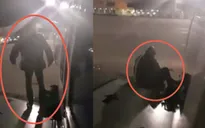 Hành khách nhảy ra khỏi máy bay bằng cửa thoát hiểm