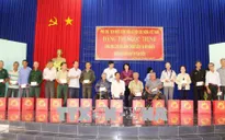 Phó Chủ tịch nước thăm và tặng quà cho đối tượng chính sách tại tỉnh Tây Ninh