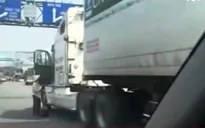 Vé giả, vé lậu được rao bán công khai tại các trạm thu phí cầu Đồng Nai
