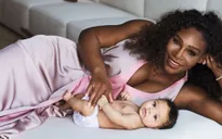 Serena Williams mang con gái lên Vogue