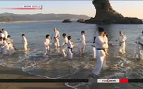 Trẻ em tập karate trong nước biển lạnh