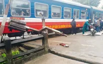 Xe tải mất phanh tông vào tàu khách Bắc - Nam