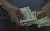 Saudi Arabia phát tiền trợ cấp hàng tháng cho nhân viên nhà nước