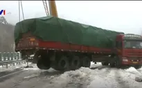 Tuyết trơn trượt, xe tải gập thành góc vuông ở Hồ Bắc, Trung Quốc