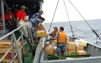 Đem quà Tết cho quân và dân Trường Sa