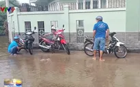 Người dân TP.HCM lại khổ vì triều cường