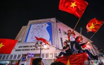 ẢNH: Hà Nội rực màu cờ trong đêm lịch sử