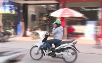 Tình trạng vừa lái xe vừa sử dụng điện thoại gây mất an toàn