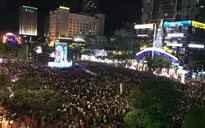 Người dân TP.HCM tập trung chật cứng xem bắn pháo hoa đón năm mới 2019