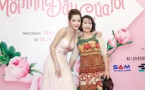 Chi Pu mặc trễ ngực, được mẹ hộ tống ra mắt phim "Mối tình đầu của tôi"