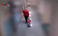 Mỹ: Người dân phẫn nộ cảnh giáo viên kéo lê học sinh tự kỷ