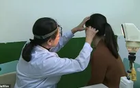 Kì lạ người phụ nữ chỉ nghe được giọng phụ nữ, không nghe được tiếng đàn ông