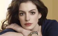Anne Hathaway: “Dẫn Oscar không hề dễ dàng”