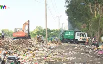 Rác ùn ứ tràn vỉa hè, lòng đường tại Hà Nội