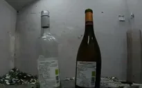 Tha hồ đập phá chai lọ trong “phòng trút giận” ở Bắc Kinh, Trung Quốc
