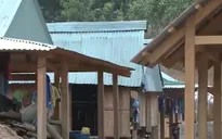 Người dân làng tái định cư không có gỗ để hoàn thiện nhà ở