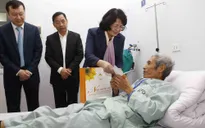 Phó Chủ tịch nước Đặng Thị Ngọc Thịnh tặng quà Tết bệnh nhân ung thư