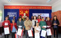 Đồng chí Trương Thị Mai thăm, tặng quà Tết các gia đình chính sách tại Lâm Đồng