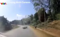 Ôm cua tốc độ cao, phượt thủ lao thẳng vào gầm ô tô chạy ngược chiều