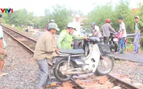 Hầm chui ngập sâu, người dân phải băng qua đường sắt để ra vào thôn