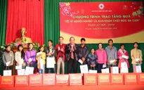 Phó Thủ tướng Trương Hòa Bình tặng quà Tết người dân tại TT-Huế và Quảng Trị
