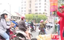 Câu chuyện xúc động phía sau người đàn ông mặc áo dài đỏ nhảy trên phố