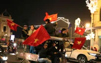 Đường phố Hà Nội rợp cờ ăn mừng đội tuyển Việt Nam vào tứ kết Asian Cup 2019