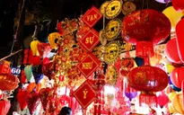 Phố Hàng Mã rực rỡ sắc đỏ chào đón xuân Kỷ Hợi 2019